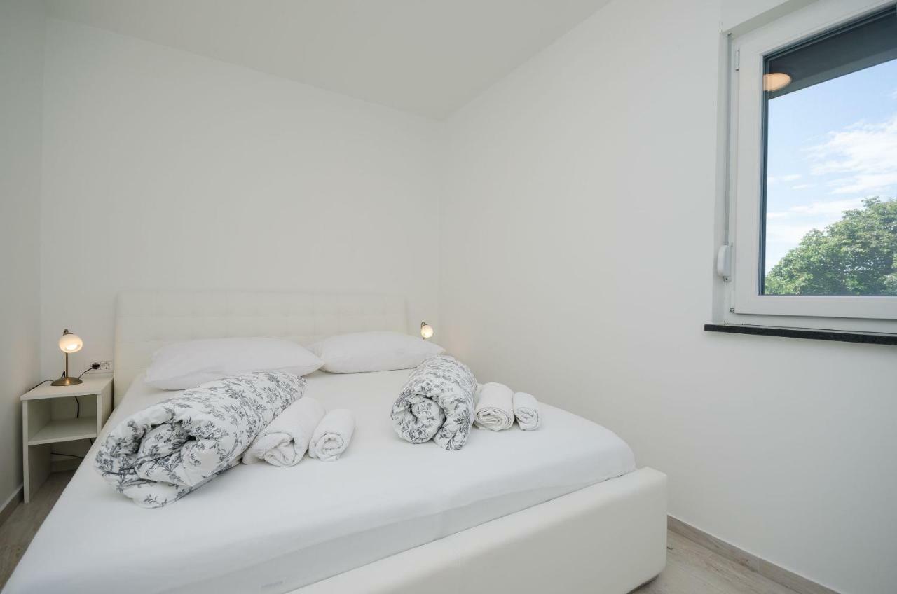 Apartments Zorka Лопар Екстериор снимка
